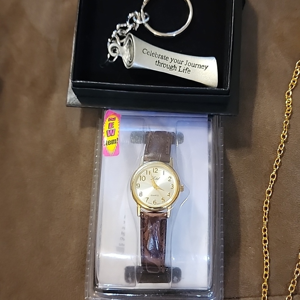 Bundle- Jewelery Inc Liz Claiborne Stunning Broach, Resting Beach Face & More - Picture 5 of 10